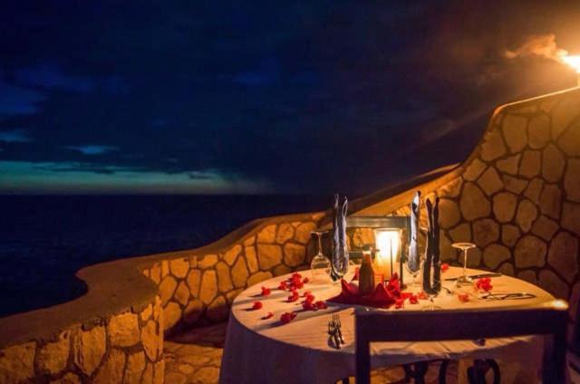 Hospitality Expert Little Waters Villa Негрил Экстерьер фото