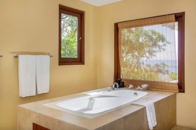 Hospitality Expert Little Waters Villa Негрил Экстерьер фото