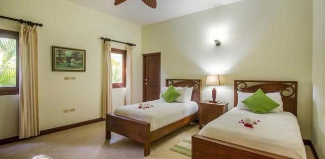 Hospitality Expert Little Waters Villa Негрил Экстерьер фото
