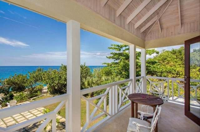 Hospitality Expert Little Waters Villa Негрил Экстерьер фото